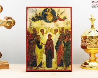 Pode incluir: Um ícone religioso que representa a Assunção da Virgem Maria. O ícone apresenta uma figura central de Maria ascendendo ao céu, cercada por anjos e apóstolos. O ícone é pintado em um estilo tradicional com cores vibrantes e detalhes intrincados.