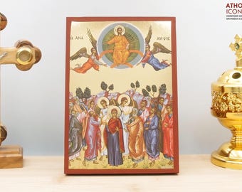 Pode incluir: Um ícone religioso retangular com fundo em folha de ouro. A parte superior mostra uma figura central ascendendo dentro de um halo circular, ladeada por dois anjos. A parte inferior mostra um grupo de figuras com túnicas coloridas.