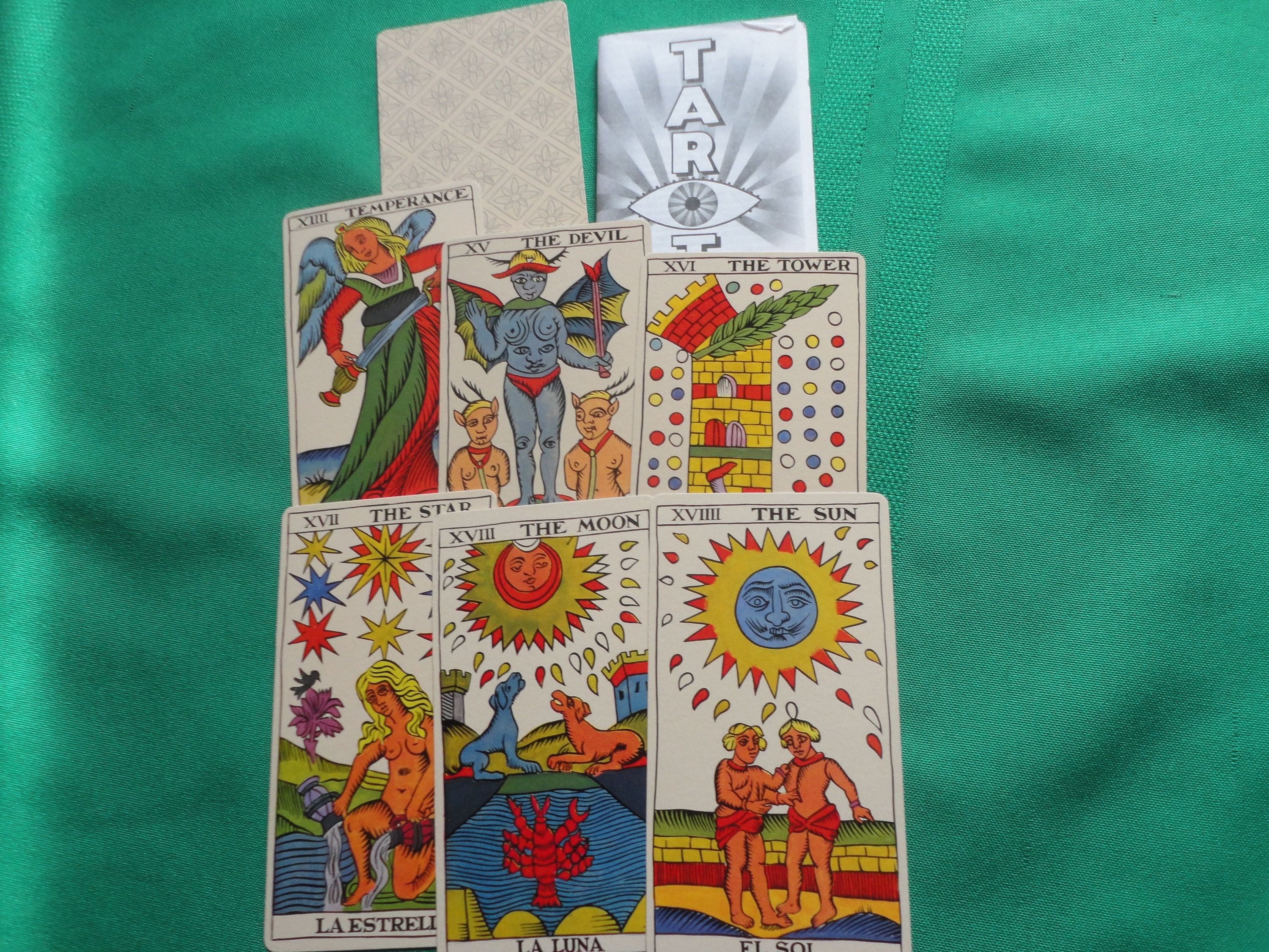 I love these cards /// 70's vintage deck Spanish Tarot Español : r