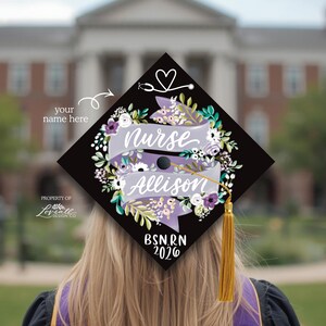 Adorno personalizado para birrete de graduación / Impreso / Tu nombre / Diseños originales ilustrados a mano / Tema de enfermería / Flores