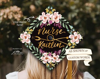 Individuell gestalteter Hutaufsatz für Absolventen | Bedruckt | Ihr Name | Handgezeichnete Originaldesigns | Thema: Krankenschwester | Blumen