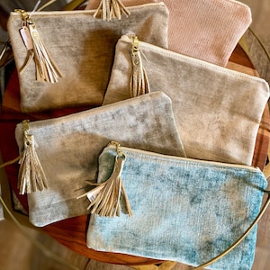 Lujosa cartera de terciopelo brillante con cremallera, forrada de satén y borla de cuero metalizado. Verde azulado, verde azulado/dorado, perla, rosa, bronce, verde salvia y rojo. Suave clutch de noche.