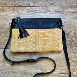 Crossbodytas handgemaakt met West-Afrikaans modderdoek met honingraatgeel patroon en zwart leer. Kleine handtas in boho-stijl.