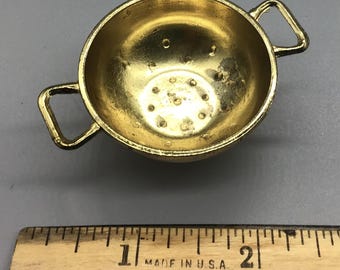 Colino da cucina vintage in metallo pressofuso per casa delle bambole, colore oro brillante, prodotto in Inghilterra.
