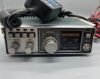 Zabytkowy nadajnik-odbiornik UHF FM FT-720R z mikrofonem pojemnościowym YM-39 i zabytkowym radiem