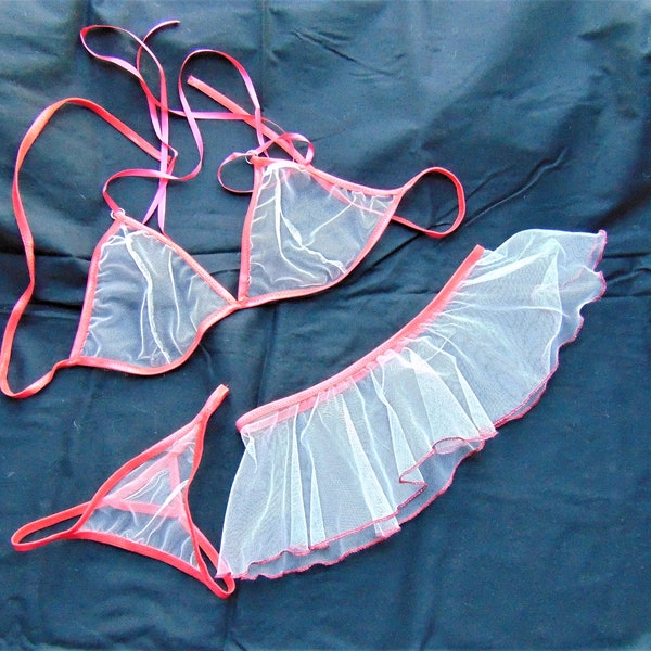 Ensemble lingerie avec bralette, string et micro jupe transparente
