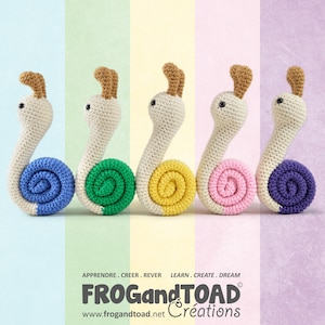Puede incluir: Una fila de juguetes de caracoles de ganchillo, cada uno con una concha de diferente color: azul, verde, amarillo, rosa y morado. Los caracoles tienen cuerpos color crema y antenas marrones. La imagen tiene un fondo pastel y el texto "FROG and TOAD Créations".