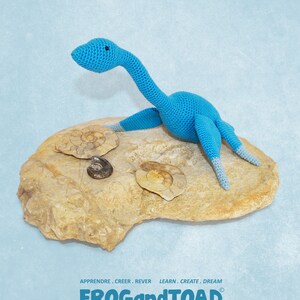 AMIGURUMI PLESIOSAURUS DINOSAURIE Virkad Dino plesiosaur Gratis Bokmärke Tuto Loch Ness-Odjuret Jurassic Mönster Tuto Art FROGandTOAD Creations