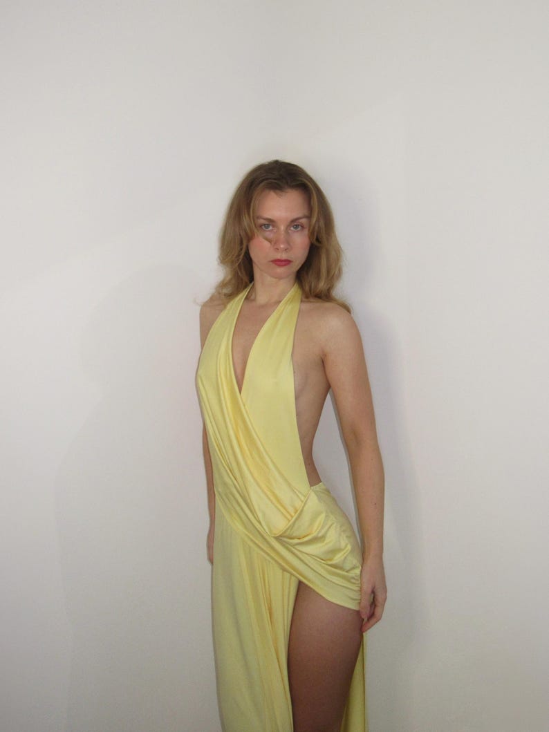 Vestido largo drapeado griego amarillo: vestido sin espalda con abertura en el muslo, elegante vestido playero para vacaciones. imagen 2