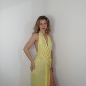 Vestido largo drapeado griego amarillo: vestido sin espalda con abertura en el muslo, elegante vestido playero para vacaciones. imagen 4