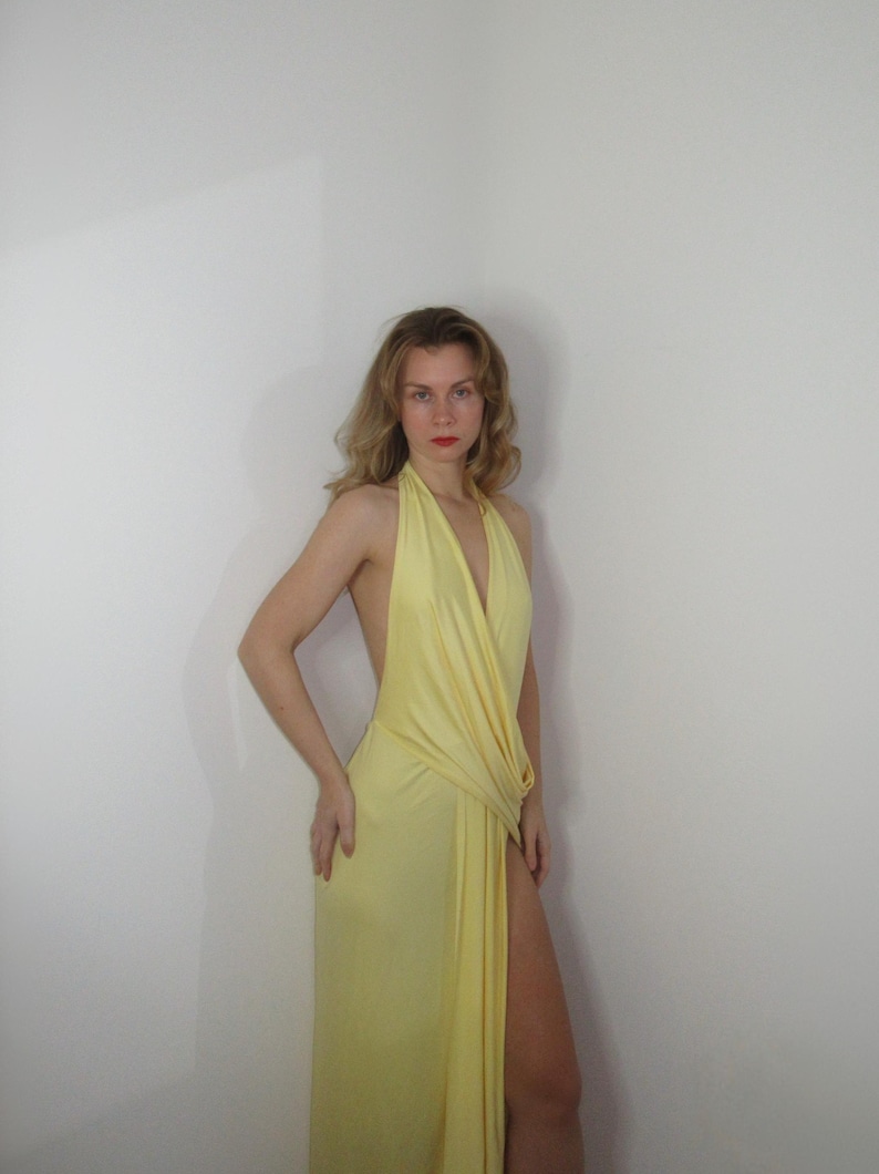 Vestido largo drapeado griego amarillo: vestido sin espalda con abertura en el muslo, elegante vestido playero para vacaciones. imagen 4