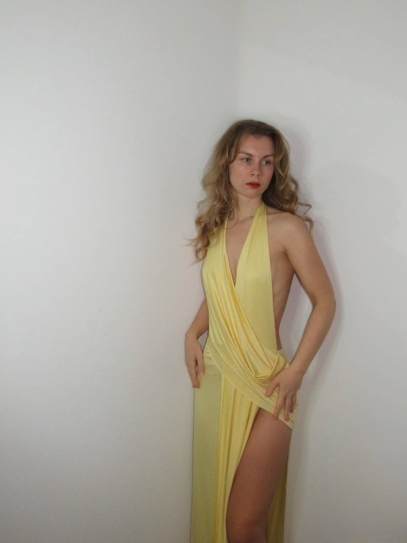 Vestido largo drapeado griego amarillo: vestido sin espalda con abertura en el muslo, elegante vestido playero para vacaciones. imagen 5