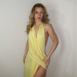 Vestido largo drapeado griego amarillo: vestido sin espalda con abertura en el muslo, elegante vestido playero para vacaciones. imagen 7