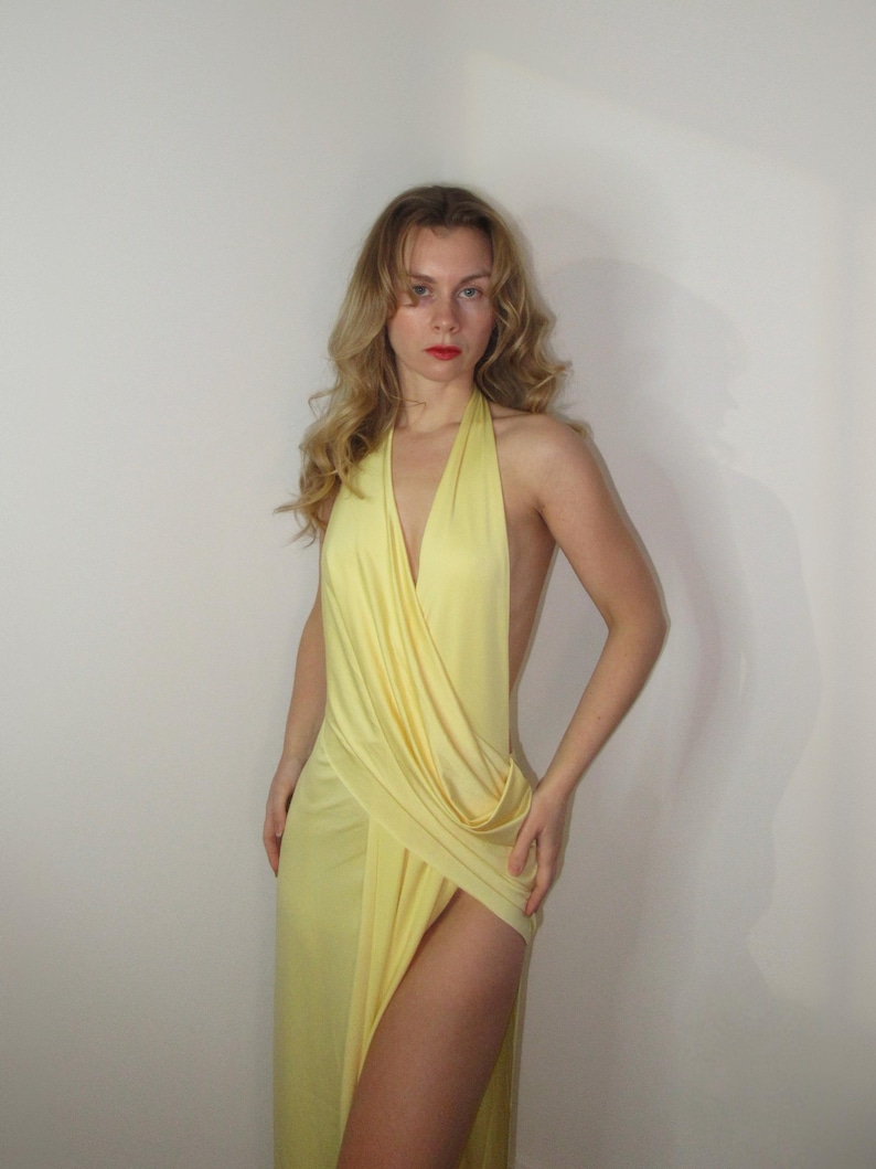 Vestido largo drapeado griego amarillo: vestido sin espalda con abertura en el muslo, elegante vestido playero para vacaciones. imagen 7