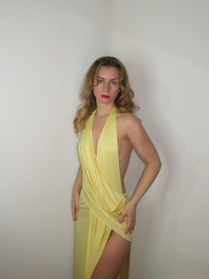 Vestido largo drapeado griego amarillo: vestido sin espalda con abertura en el muslo, elegante vestido playero para vacaciones. imagen 3