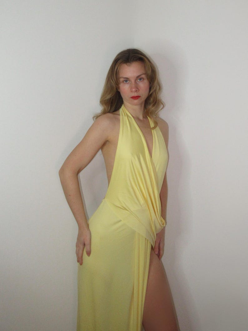 Vestido largo drapeado griego amarillo: vestido sin espalda con abertura en el muslo, elegante vestido playero para vacaciones. imagen 6