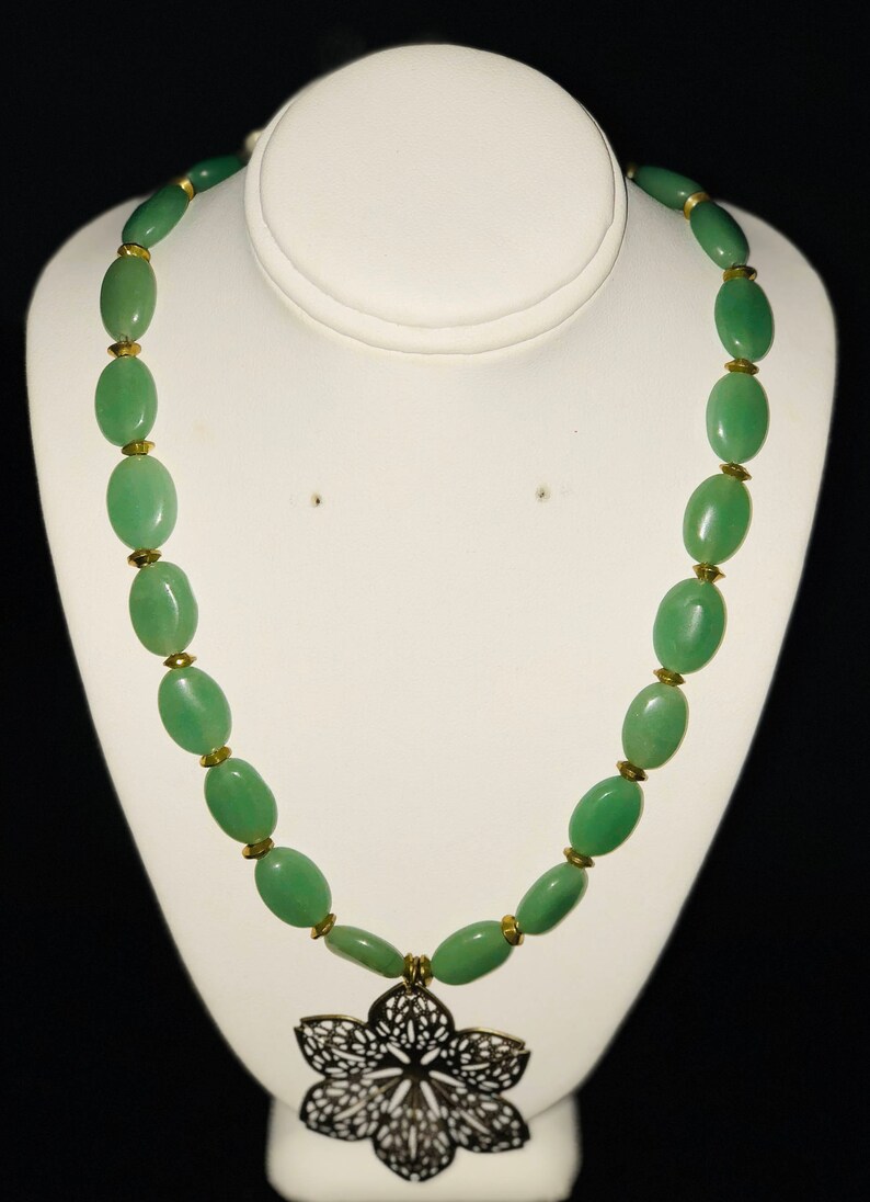 Perfect for a gift!!! AJ175 Gorgeous green oval jade necklace set