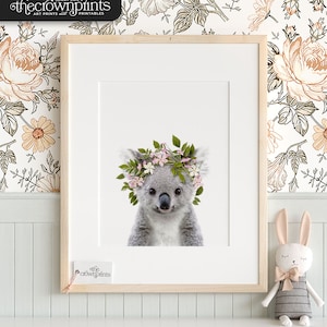 Impresión de koala, arte IMPRIMIBLE, animales con coronas de flores, estampados de animales bebé, habitación de niñas, decoración de pared australiana, arte de guardería de niña bebé, TCP48_