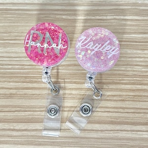 Clipe de cartão de identificação retrátil personalizado | Clipe de passe de trabalho com glitter | Porta-cartão de segurança para enfermeiras e parteiras | Clipe de carretel personalizado com brilho de nome