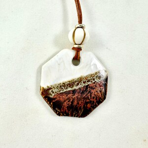 Collar con colgante de cerámica hecho a mano, colgante octogonal de cobre blanco.