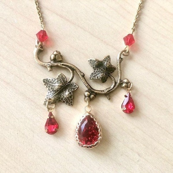 Collier feuilles de lierre bronze et or avec cristal rouge