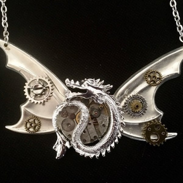 Collier steampunk dragon argent avec mécanisme de montre et grandes ailes de chauve souris