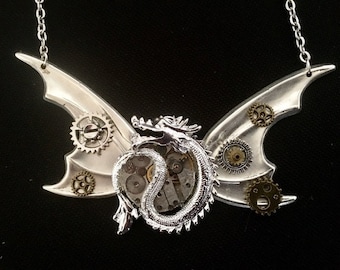 Collier steampunk dragon argent avec mécanisme de montre et grandes ailes de chauve souris