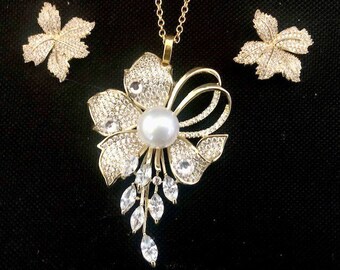 Parure fleur et feuilles en zircons et perle nacrée