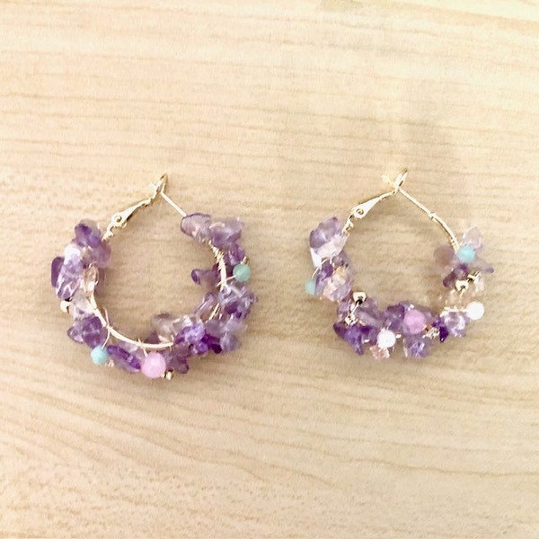 Boucles d'oreilles créoles avec grappe de perles parme