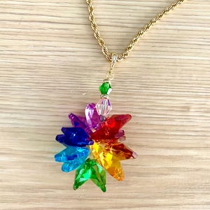 Collier avec pendentif en cristal arc en ciel