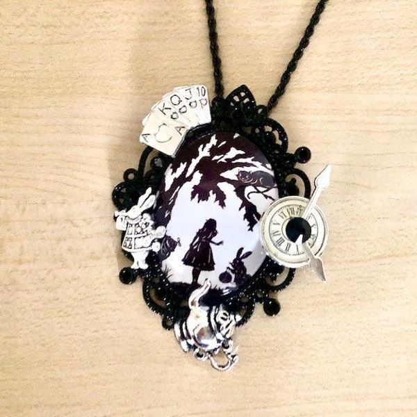 Original ! Pendentif Alice noir et blanc avec breloques et cabochon de verre