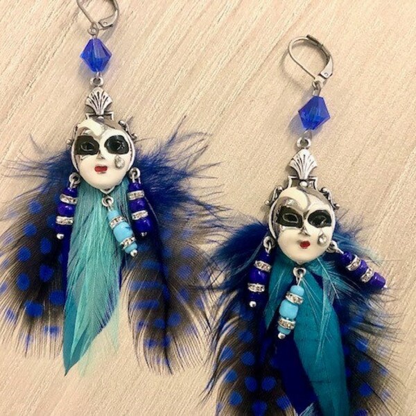 Boucles d'oreilles masques vénitiens avec plumes bleu dur, dormeuses acier inoxydable