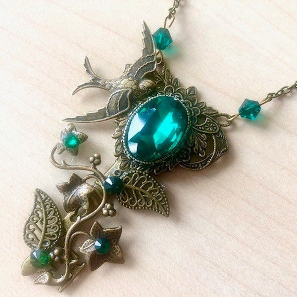 Collier clé hirondelle et feuilles de lierre, avec cabochon de cristal Swarovski vert