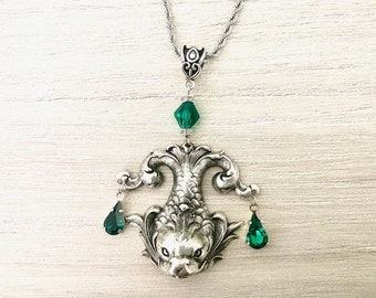 Pendentif art nouveau Carpe Koi avec cristal Swarovski vert émeraude