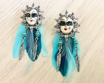 Boucles d'oreilles masques Carnaval vénitien avec plumes bleu ciel et turquoise, boucles sur tiges