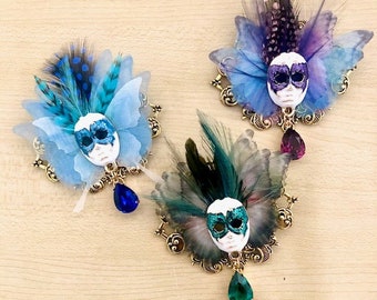 Broche papillons et masque  "Carnaval de Venise" avec masque vénitien, ailes de papillons, plumes, cristal