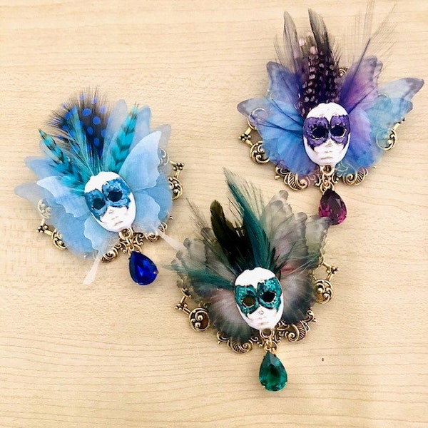 Broche papillons et masque  "Carnaval de Venise" avec masque vénitien, ailes de papillons, plumes, cristal