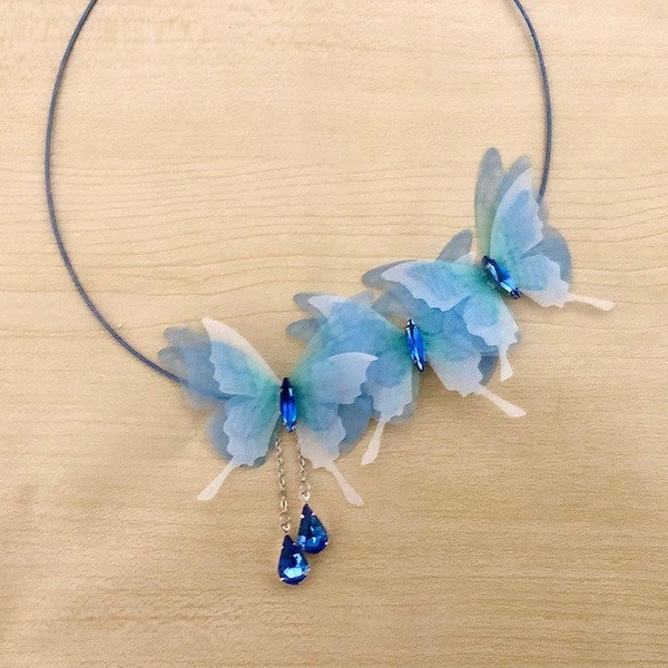 Collier papillons de soie et cristal sur tour de cou en fil câblé