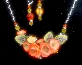 Parure bouquet  orange et kaki en porcelaine froide,  collier floral, bijoux fleuris