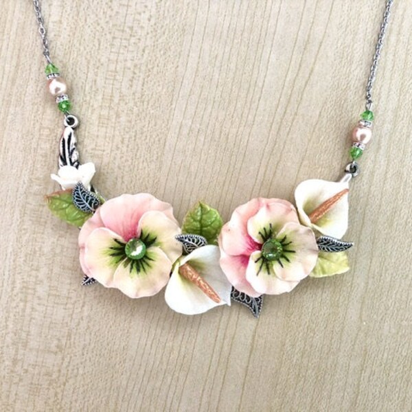 Collier Pensées et arums en porcelaine froide, collier floral rose et vert