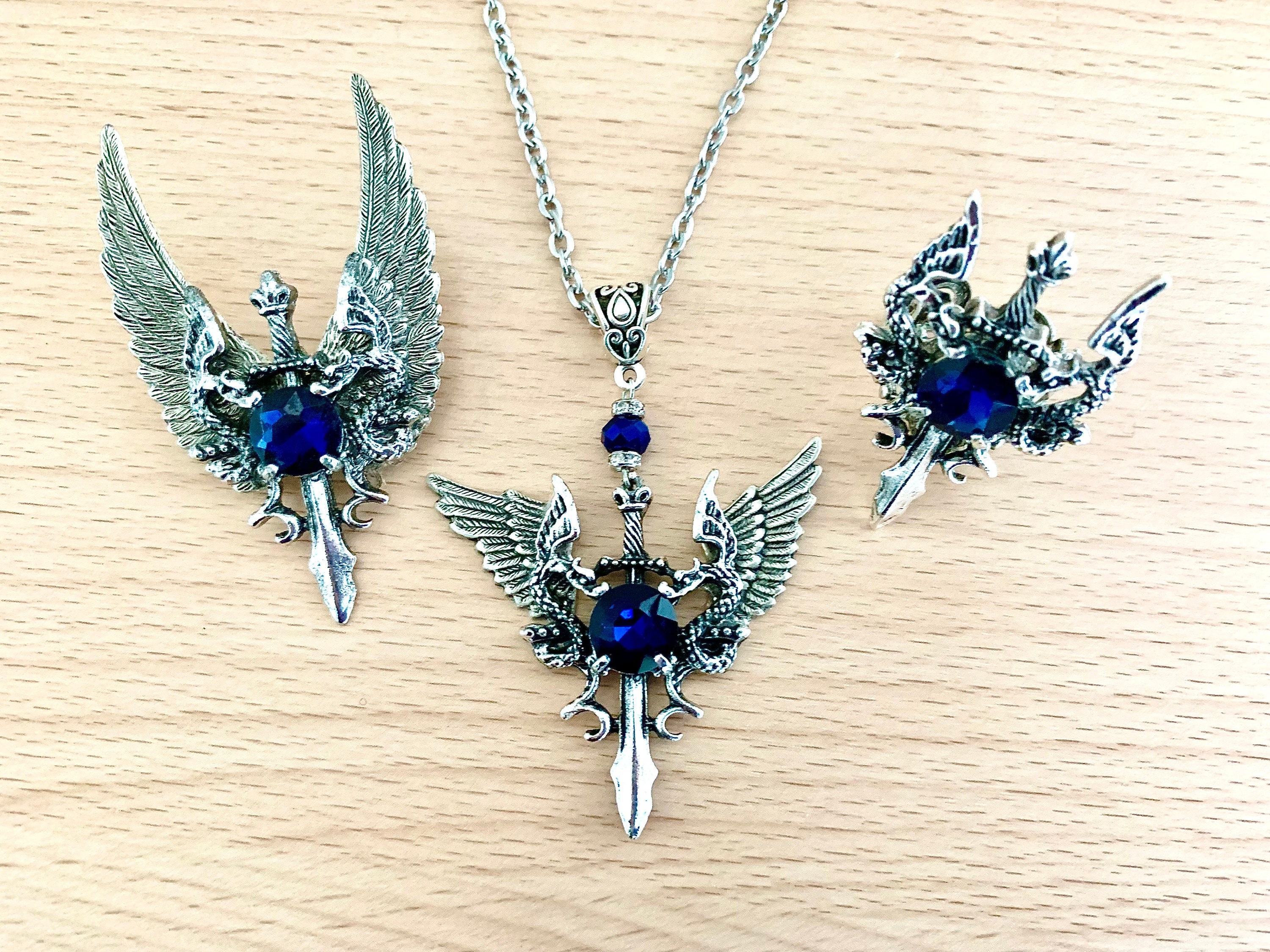Broche épée Décorée Avec Strass - Bijou Fantaisie Occasion, Style Médiéval Ou Romantique