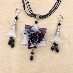 Black and white floral adornment in lucite and cold porcelain