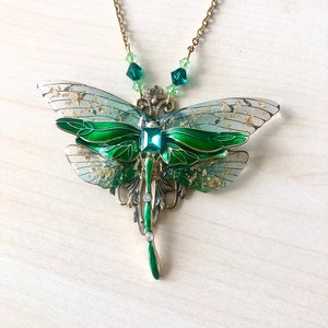 Collier art nouveau libellule en émail vert et or, ailes transparentes image 3