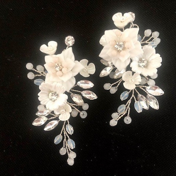 Boucles d'oreilles fleurs blanches, boucles mariage, bijoux d'été, bijoux mariée