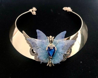 Collier art nouveau papillon bleu et or, papillon de soie et cristal bleu