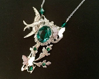 Collier clé hirondelle, papillons et feuillage, avec cristal Swarovski vert