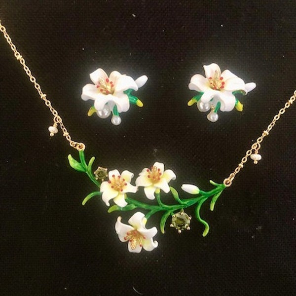 Parure fleurs de lys en émail blanc et vert, bijoux fleuris, collier floral