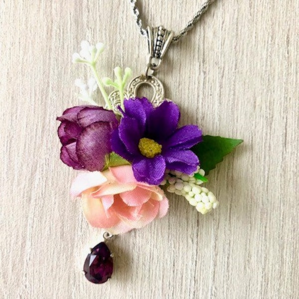 Pendentif en fleurs artificielles et cristal, collier fleuri, fleurs de soie violet et argent
