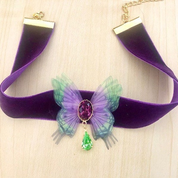 Ras du cou  velours violet et papillon de soie, cristal Swarovski vert et violet