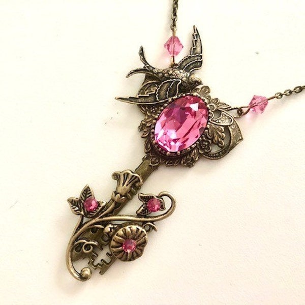 Collier clé art nouveau décorée hirondelle et feuillage, cristal Swarovski